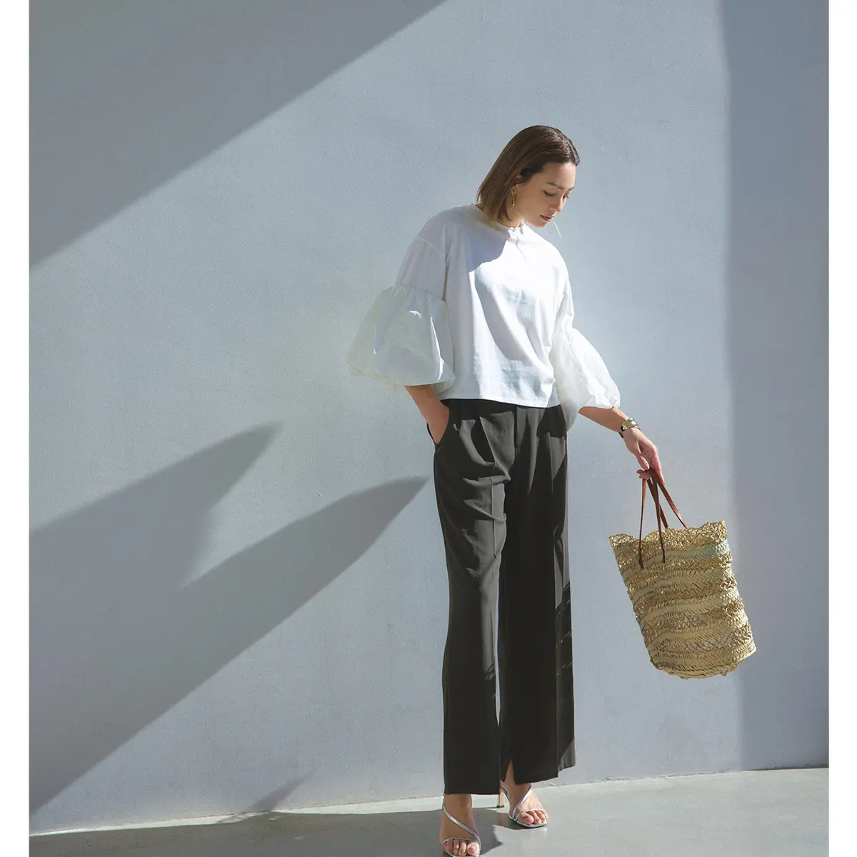 白フリルそでブラウスと黒パンツのコーデ　モデル・RINA