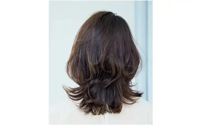 軽やかな動きを出す、華やかなミディアムヘア