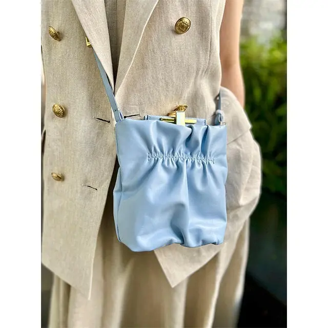 柔らかなレザーの質感と上品なブルーが魅力のザンケッティのバッグをクロスボディーにして