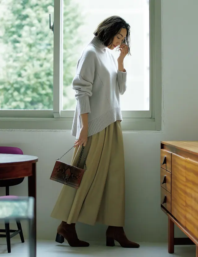 チノのラウンドヘムのシルエットニットコーデのLIZA