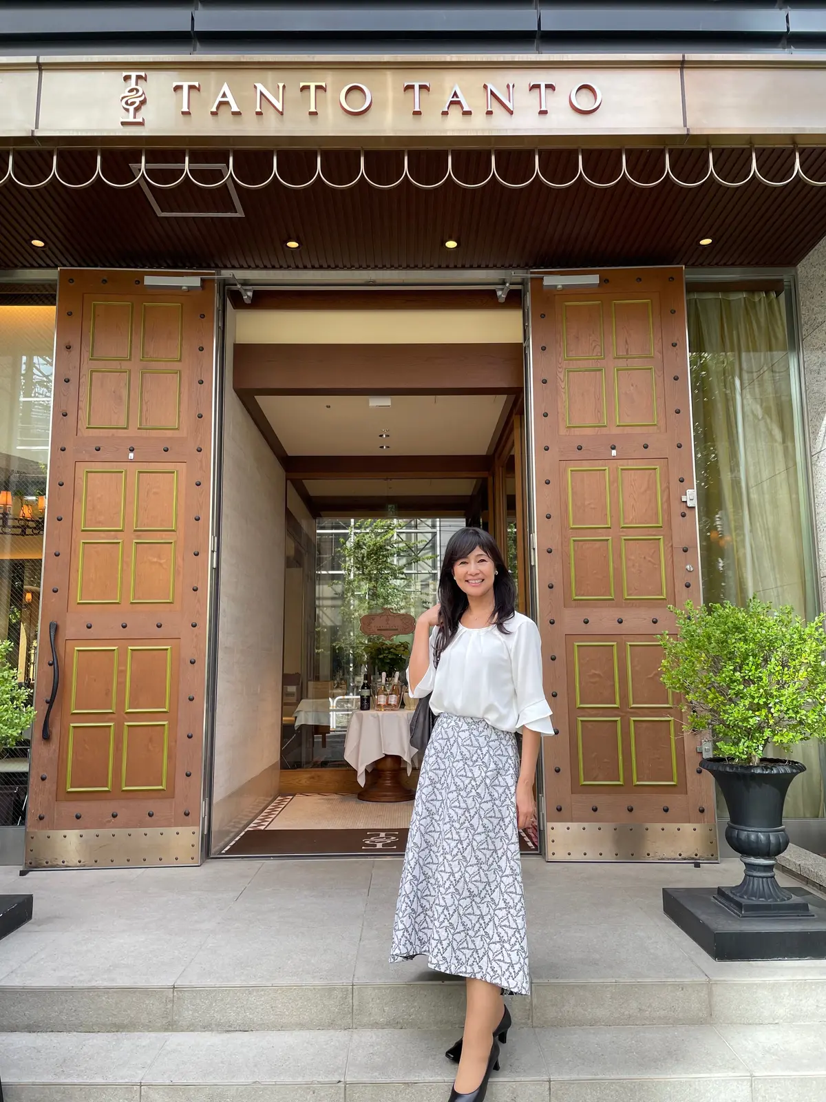 三井ガーデンホテル五反田、TANTO TANTO THE GARDENS、入り口、イタリアン、タントタント ザ ガーデン、setaichiro、セタイチロウ、ブラウス、半袖ブラウス、五分丈、白、白ブラウス、any sis、エニシス、スカート、ヒール、RANDA、ランダ、茶、焦茶