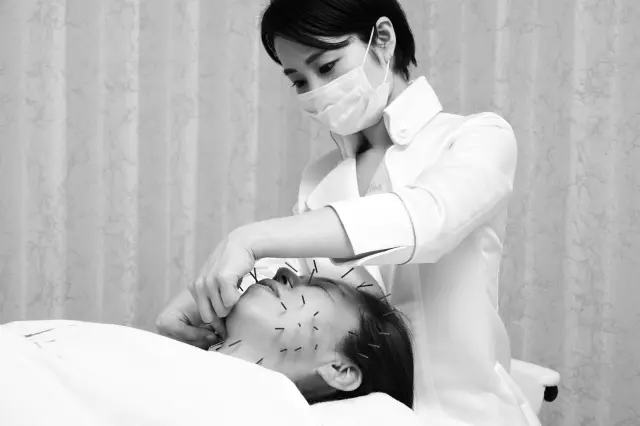 刺す鍼で、皮膚のゆるみを引き締めていく