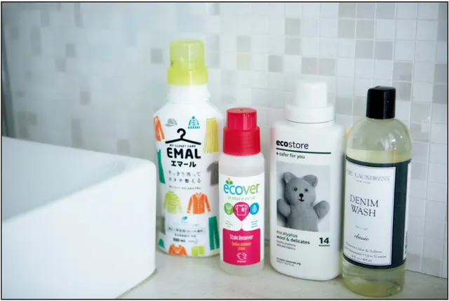 （右から）ザ・ランドレスのデニムウォッシュ クラシック、エコストアのデリケート＆ウールウォッシュ（おしゃれ着用）、エコベールのエコベール ステインリムーバー、エマールのエマール リフレッシュグリーンの香り