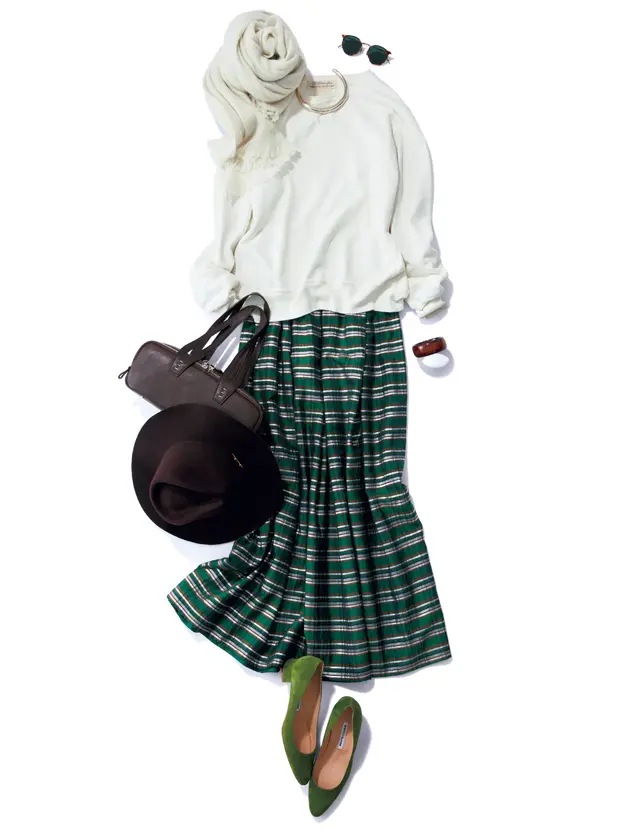 スウェットと光沢スカートのコーデ