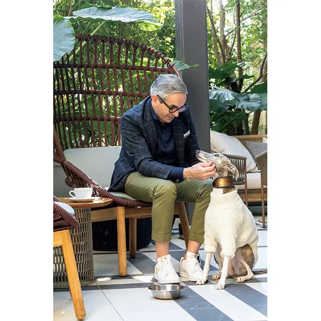 総支配人のネイザン・クック氏も、ときどきは愛犬のウィペット種・ウィラちゃんと一緒に ホテルに出社