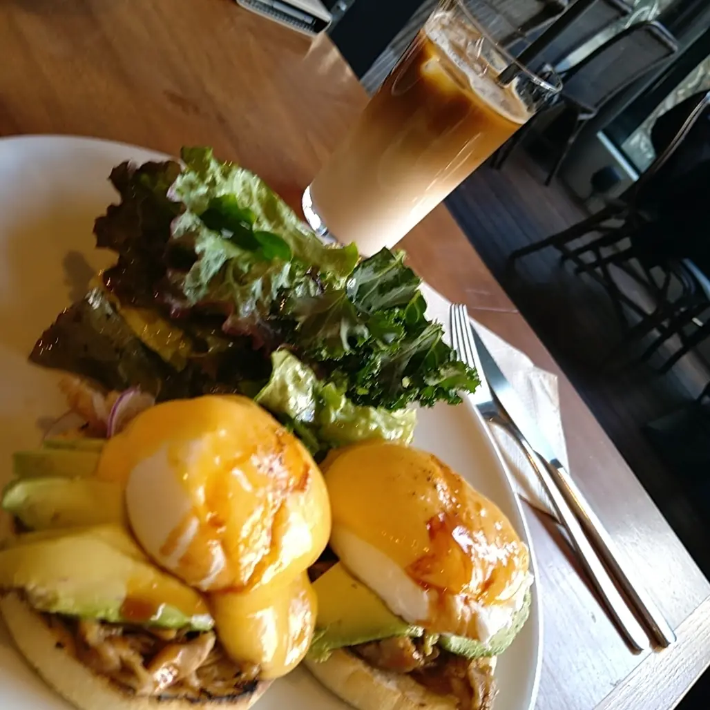 TRUNK (KITCHEN)のモーニング、エッグベネディクト