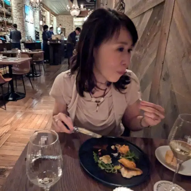 秋色タイトスカートで、南青山の幻想的なバの画像_7