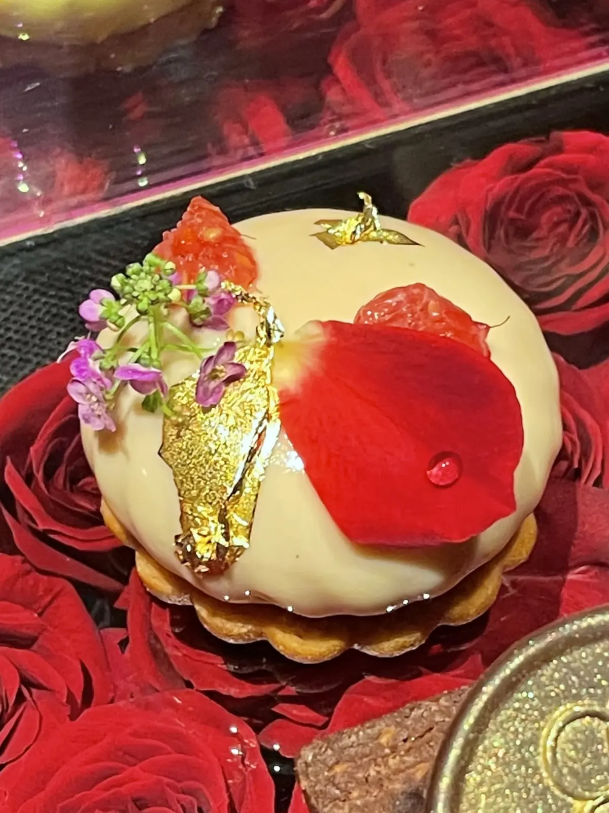 お洒落バー、お洒落カウンター、ムース、ババロア、お洒落、お洒落な店内、お洒落スイーツ&バー、間接照明、ケーキ、お洒落照明、Constellation.、SweetscafeBAR、バー、スイーツバー、入り口、通路、廊下、プロローグ、モダン、ブルーライト、間接照明、エピローグ、幻想的、幻想的、お洒落、スイーツ、ベリー、ケーキ、スイーツ&バー、薔薇、フラワーアレンジ、マカロン、ライチ、ベリー、キイチゴ、木苺、薔薇、花びら、お洒落、美味しい、スイーツ、ハート、ハート型、ベリー、