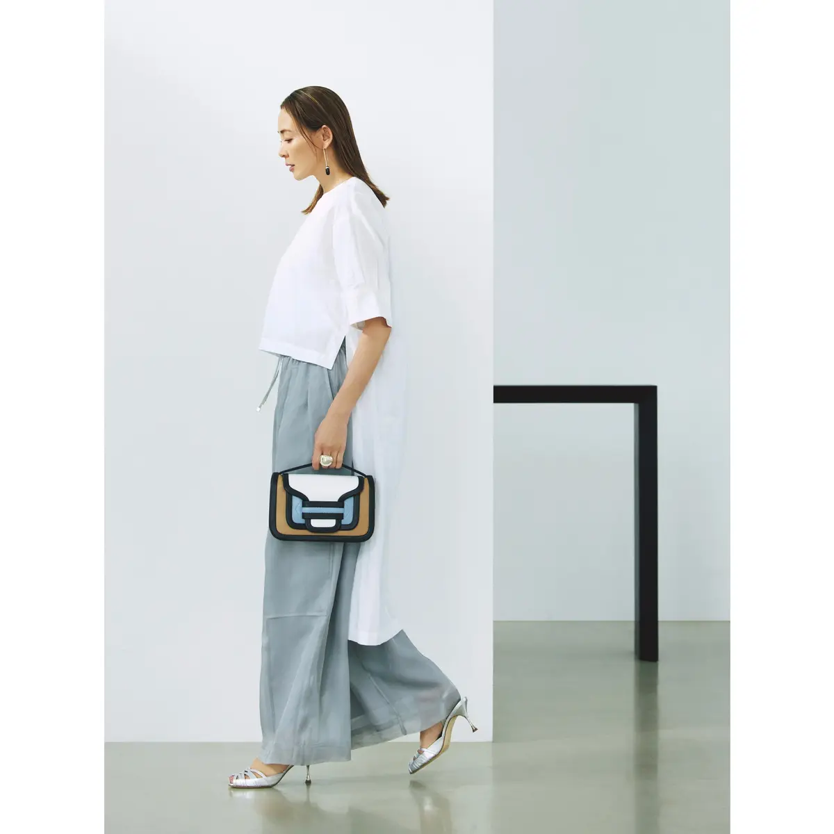 白バックロングシャツにグレーワイドパンツを合わせたコーディネート　モデル・SHIHO