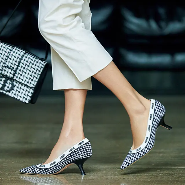 クラシカルとモダニティが融合したディオールの千鳥格子柄パンプス