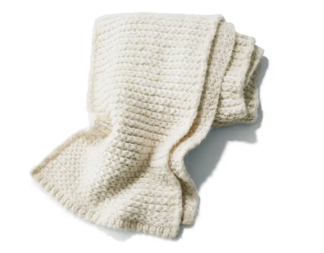 ストール（38×320）￥499,400／ザ・ロウ・ジャパン（ザ・ロウ）