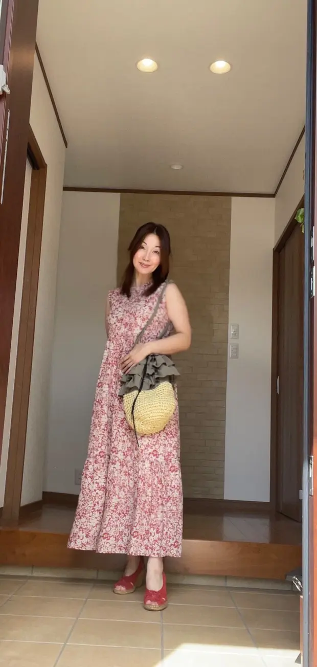 玄関　赤色花柄ワンピースの女性