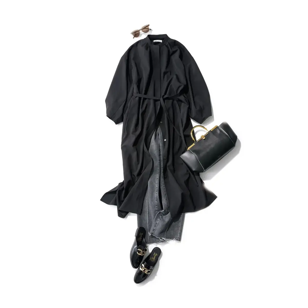 秋のオール黒コーデはデニムのチラ見せでカジュアルな抜け感をプラス。気温20℃｜11/8(水)【50代の毎日コーデ】