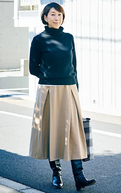 スローンのタートルネックニットコーデの森内敏子