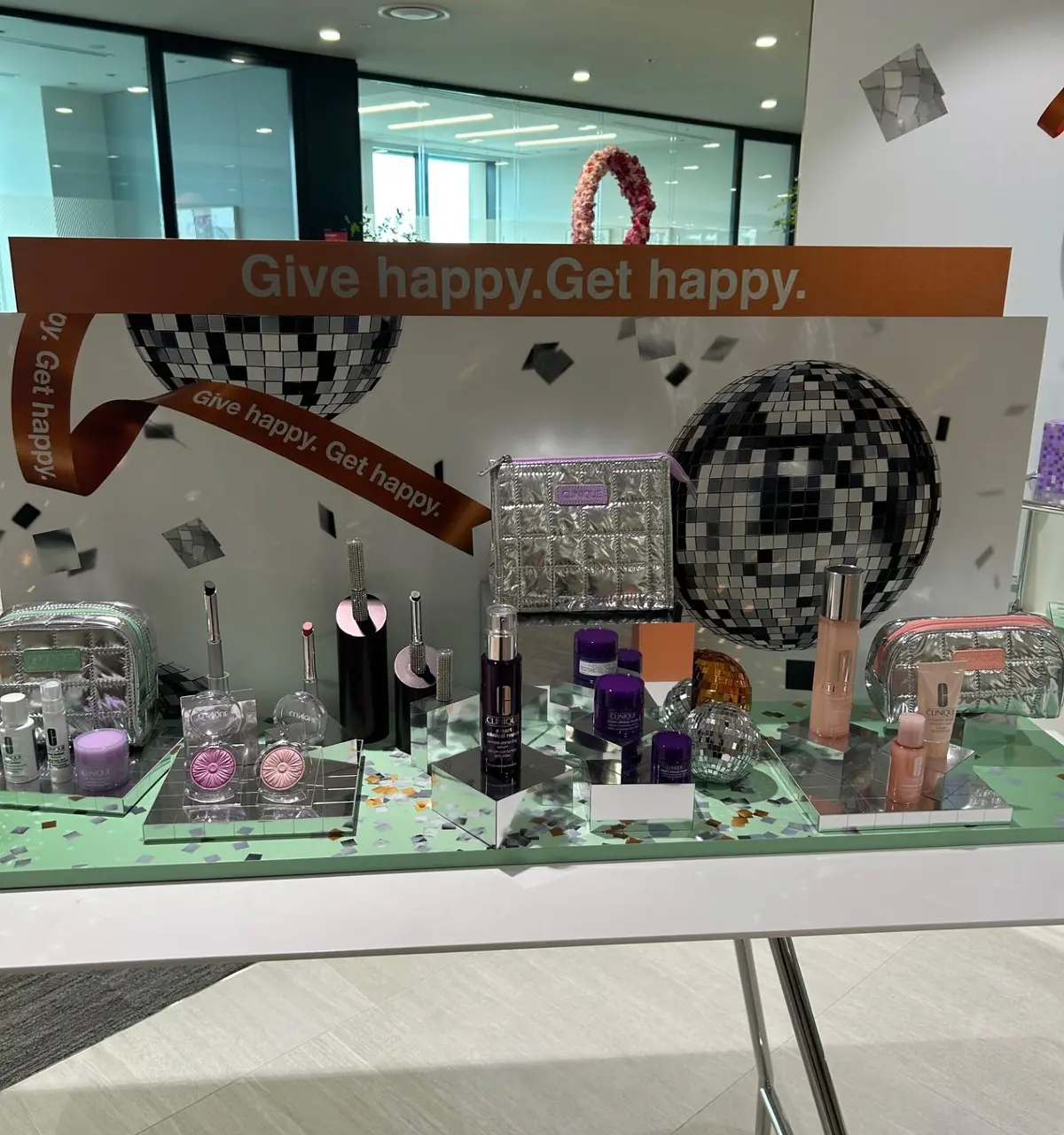 クリニークのクリスマスコフレ 「選べる モイスチャーサージセット」、パープルのエイジングケア「スマート リペア 50 セット25」（16,720円）、「選べるイーブン ベター ベース メーク セット」