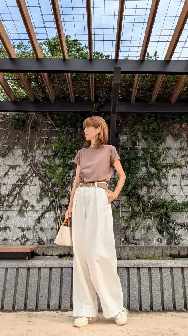 ベージュTシャツ