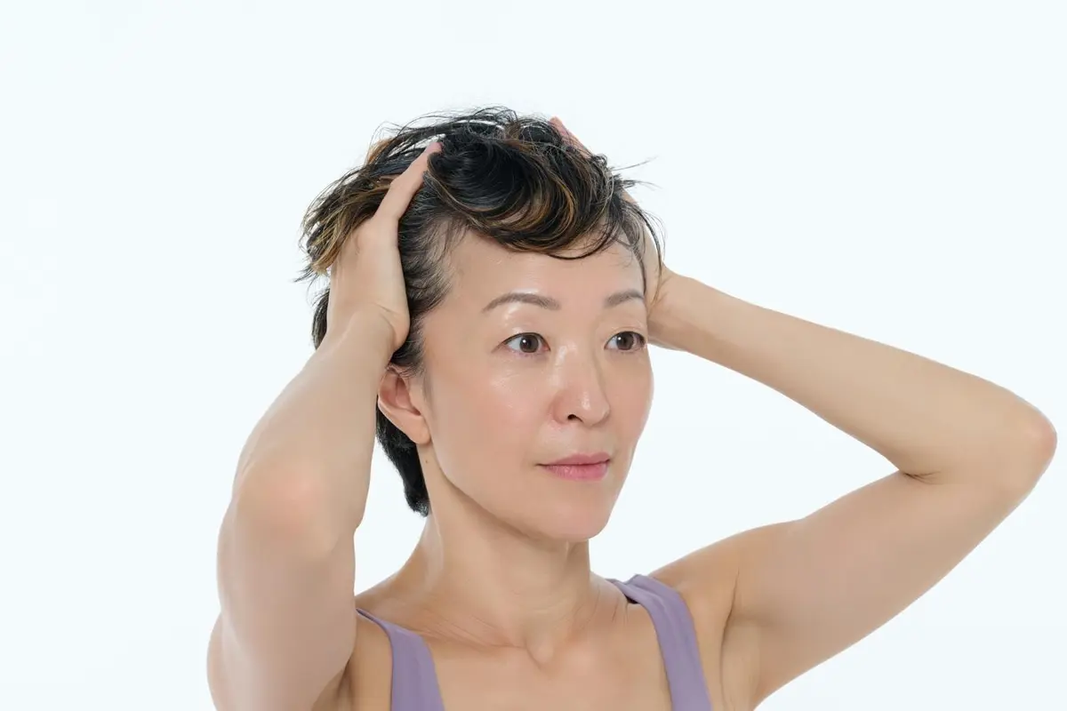 OurAge×Webエクラ 40代50代　顔ピラティス ポニーテールを作る要領で顔のサイドを引き上げる