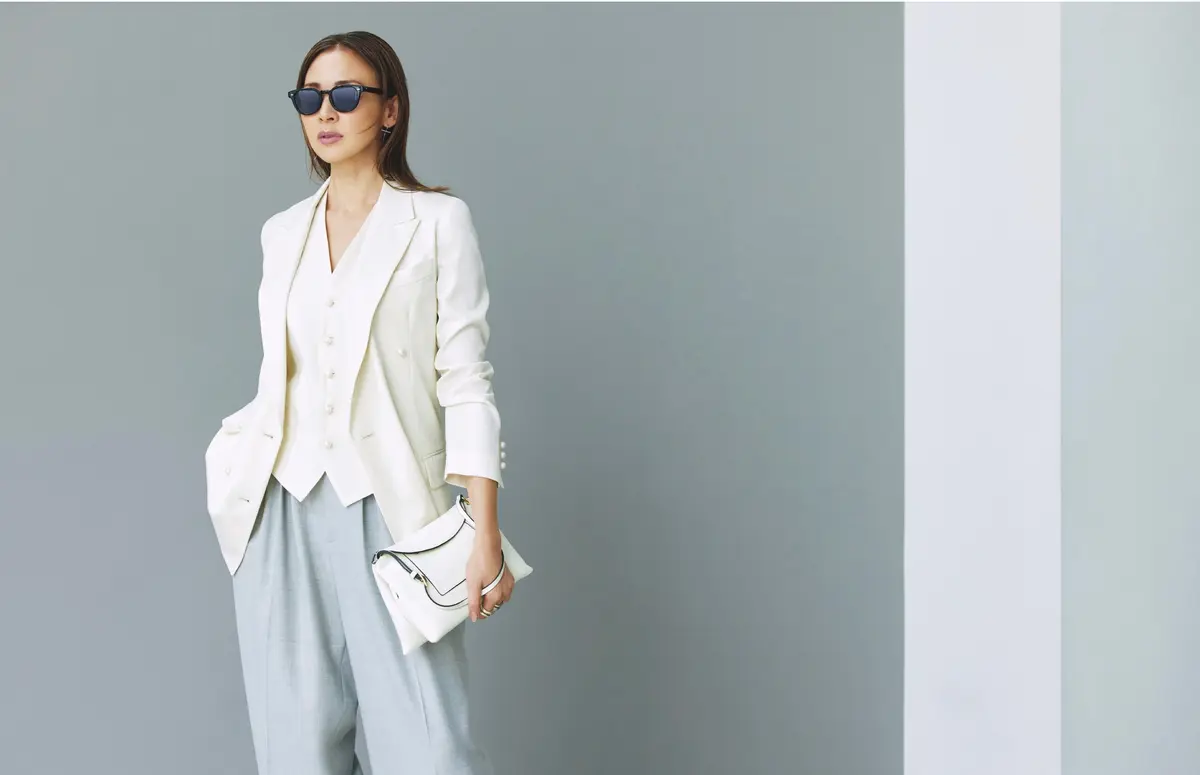 白ジャケットとベストのセットにライトグレーのタックパンツを合わせたコーディネート　モデル・SHIHO