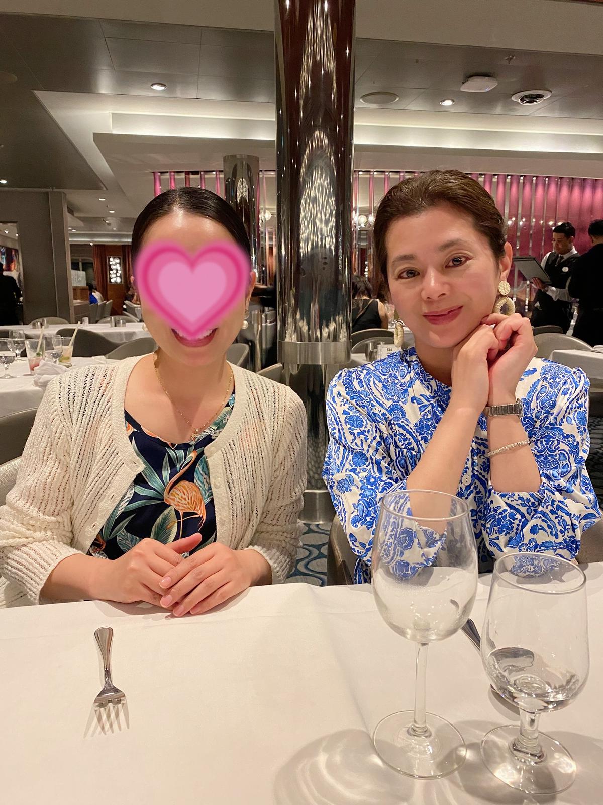アンセムオブザシーズのレストラン内に座る二人の女性の写真