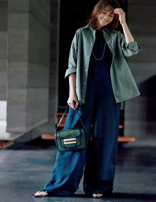 マディソンブルーのシャツのRINA