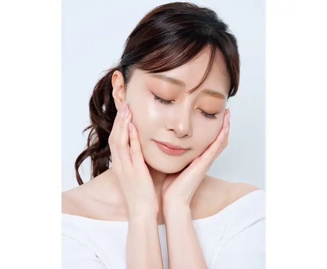 化粧水からクリームまで、なじませるときは指をすべらせず、手のひらになじませてからハンドプレス