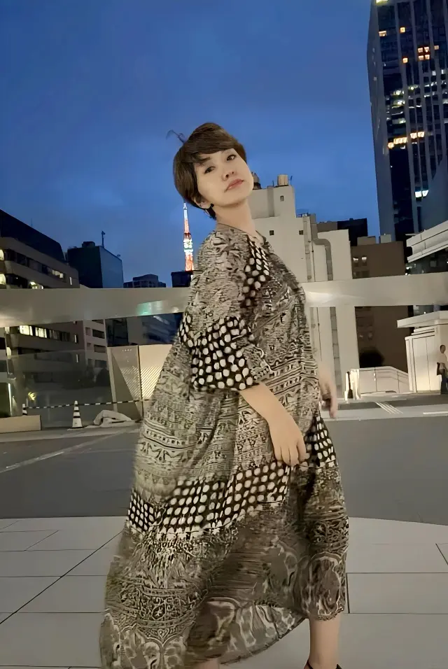 夜のお出かけは、秋を意識したワンピースでの画像_1