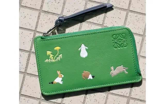 思わず笑顔になる愛らしいデザインに注目！「ロエベ×スナ・フジタ」のコラボ財布