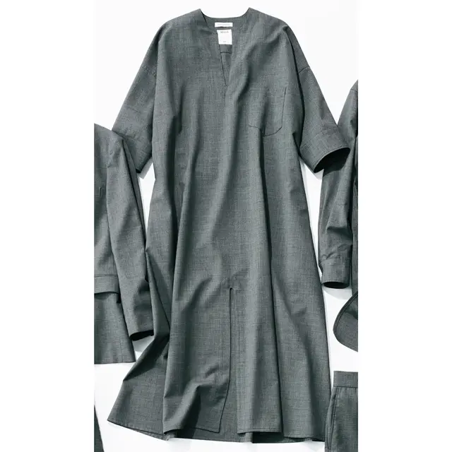 胸もととすその深いセンタースリットで