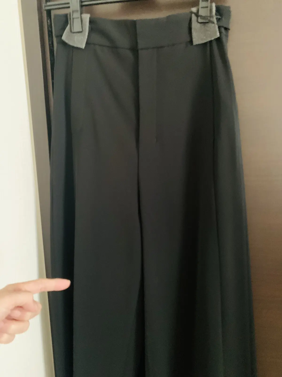 センタープレスではなく、敢えてラインを少し横にずらした【E by エクラ】の「優美なセミワイドパンツ」