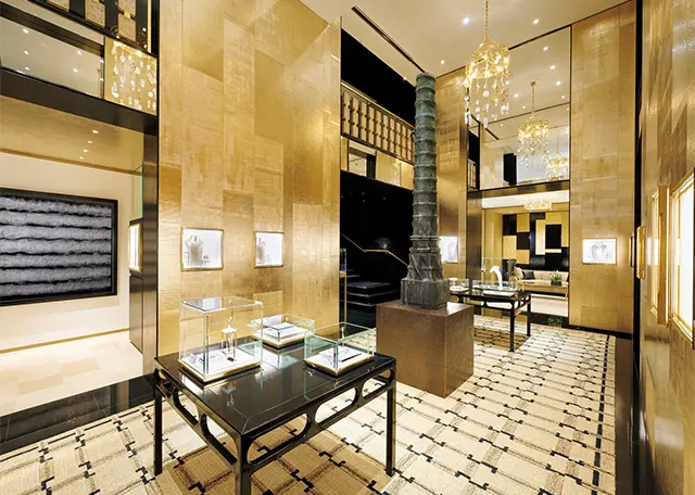 1階店内中 央のゴールドの壁に囲ま れた吹き抜けの空間。