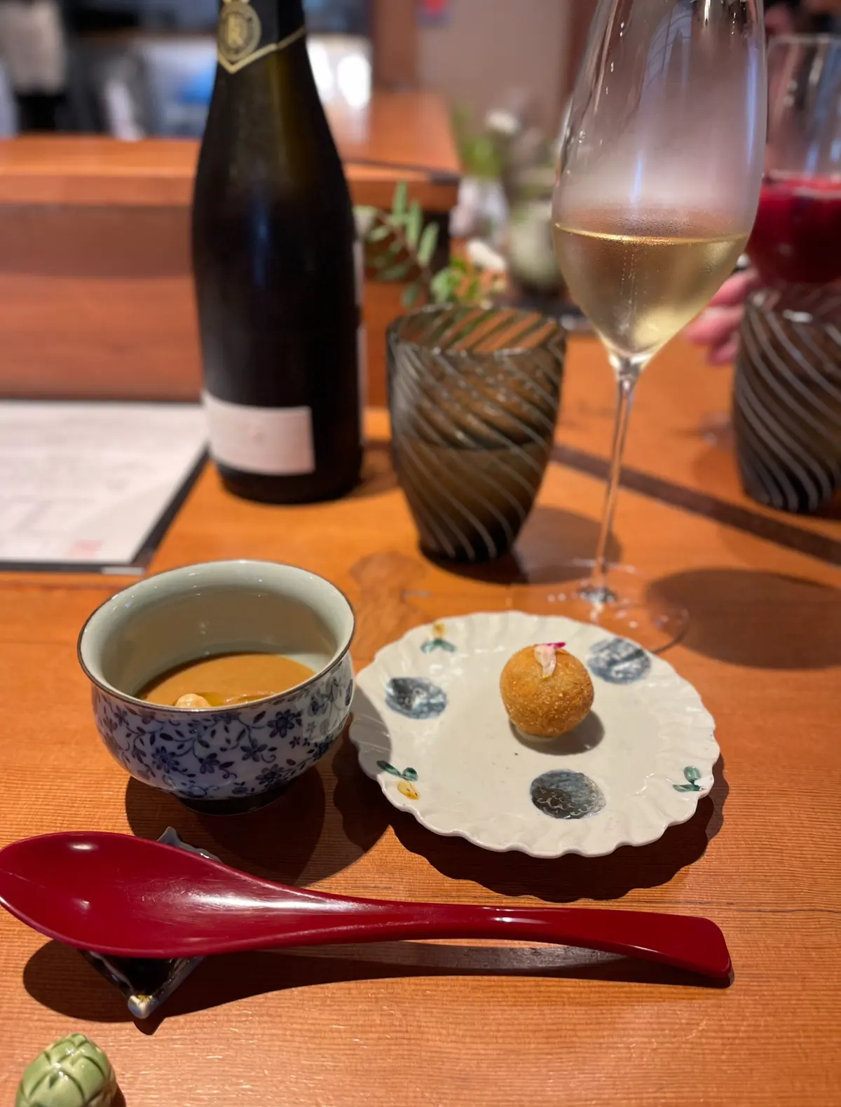 GUシャツをインしたネイビーコーデで鎌倉の画像_6