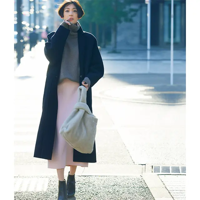 定番の黒コートに ファーのかわいげをプラスして