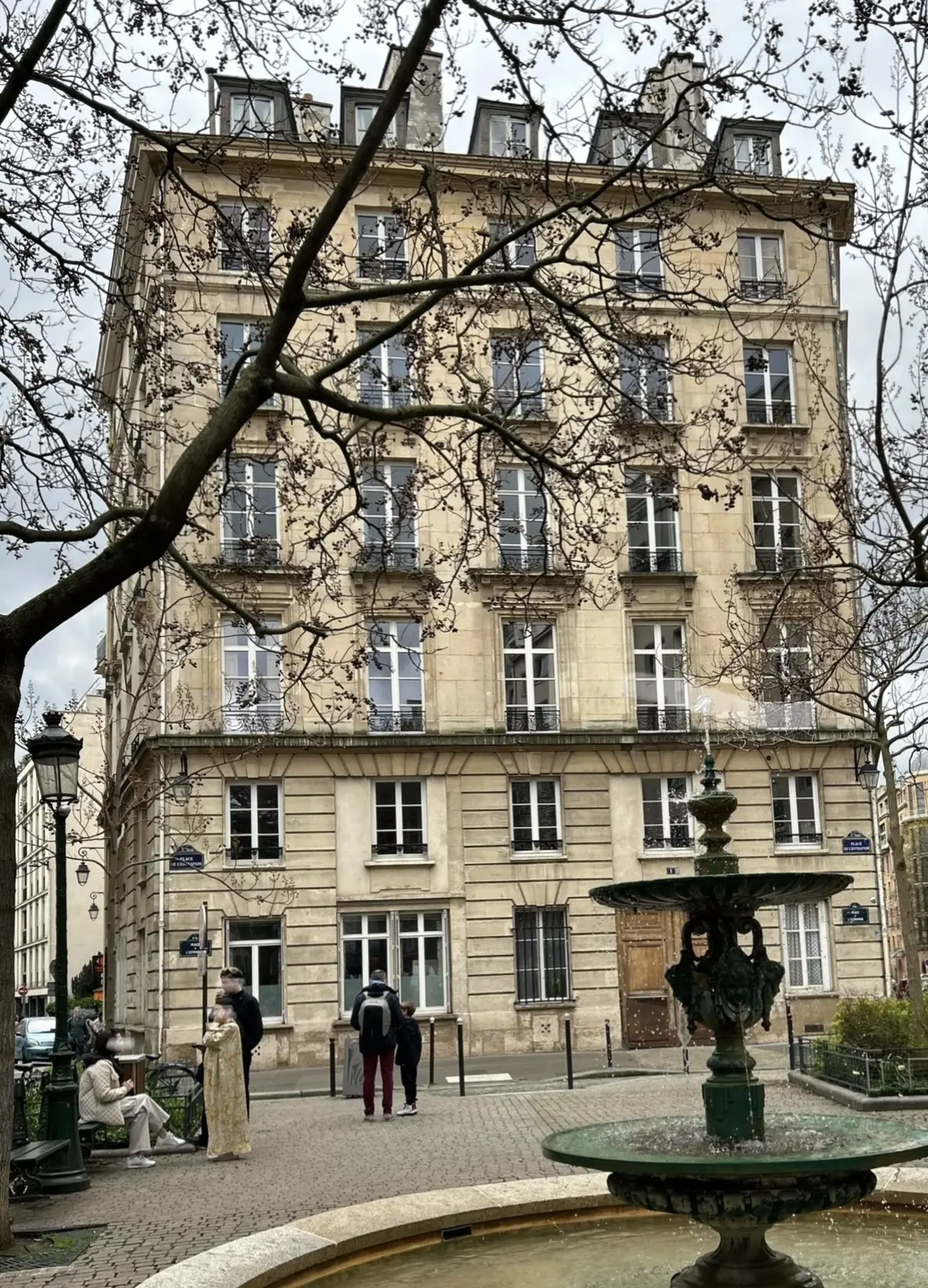 エミリアインパリ　エミリーのアパート  パリ旅行で絶対に行きたい10の場所