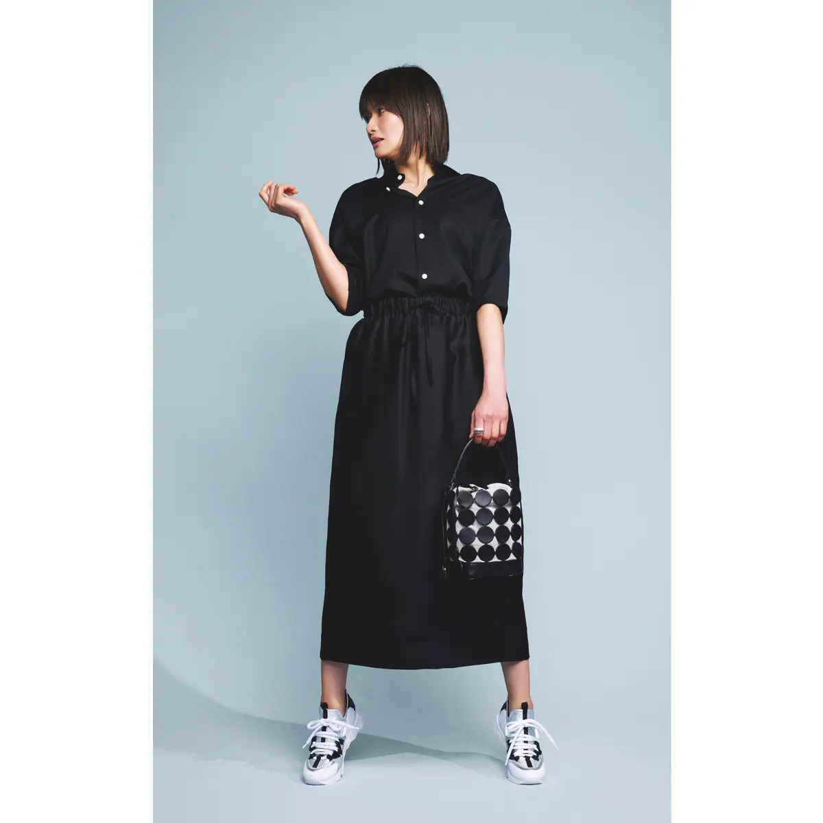 黒シャツに黒ドローストリングウエストのロングスカートを合わせたコーディネート　モデル・渡辺佳子