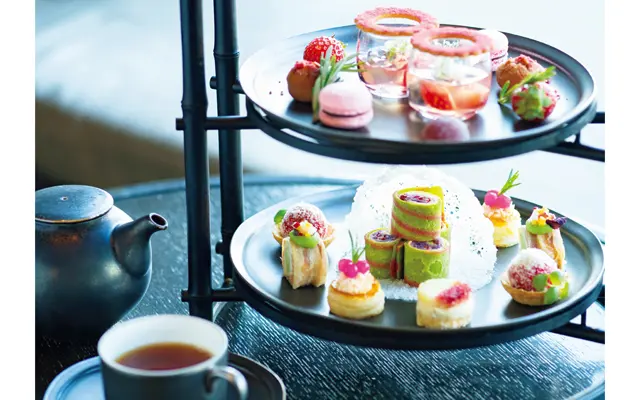 下段にはひと口サイズのセイボリーをセット。 中段は「苺とシャンパンゼリー」などが彩りよく並ぶ