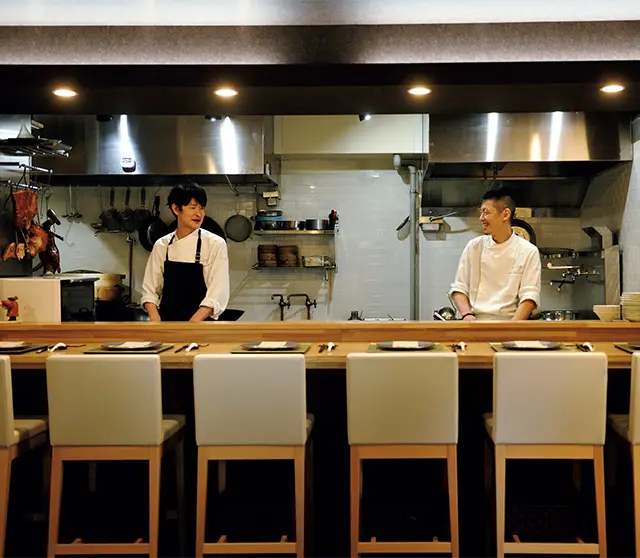 左が藤井シェフ、右が松木シェフ。長年にわたる付き合いで息もぴったり