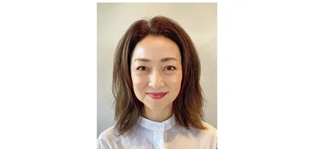 タテ落ちパーマでくびれをつくるミディアム