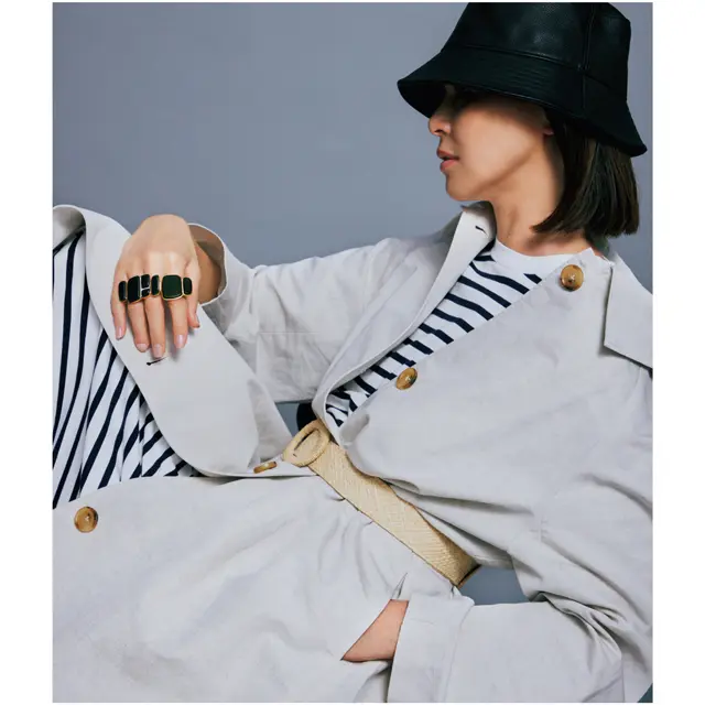 指に連なる圧巻のブラックジェイド