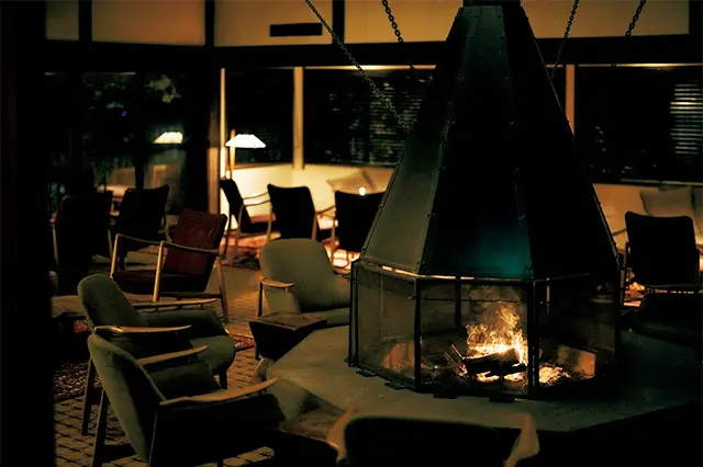 暖炉の火 が灯るラウンジ