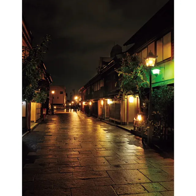 夕暮れどきのにし茶屋街。雨が多い土地柄、しっとりとした石畳が心地よい