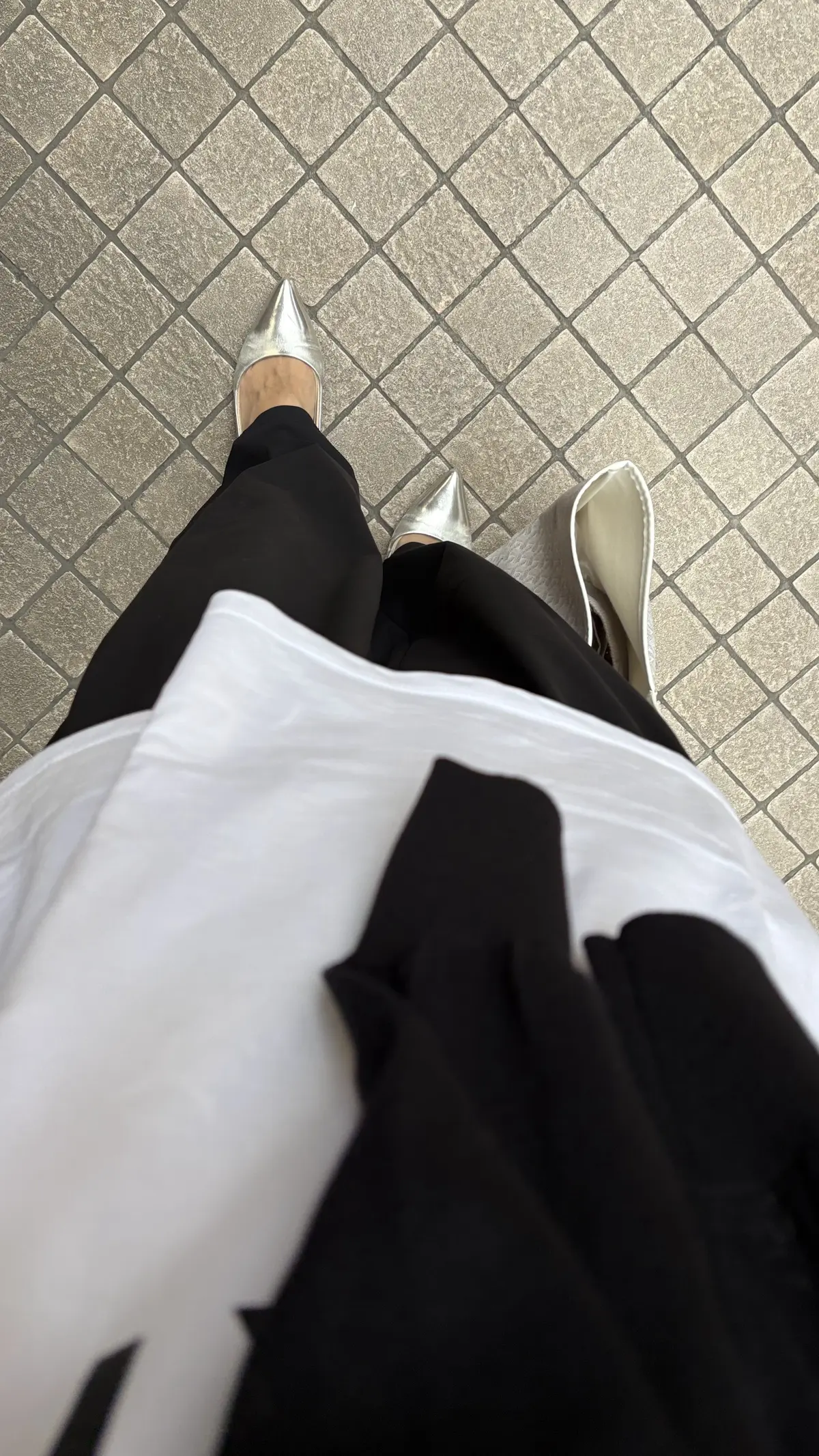 夏コーデ　モノトーンコーデ　パンツコーデ　ロゴTシャツ　カーディガン　ユニクロ　GU