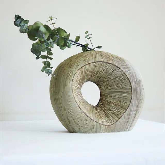 家具や花器などの調度品にもセンスが感じられる