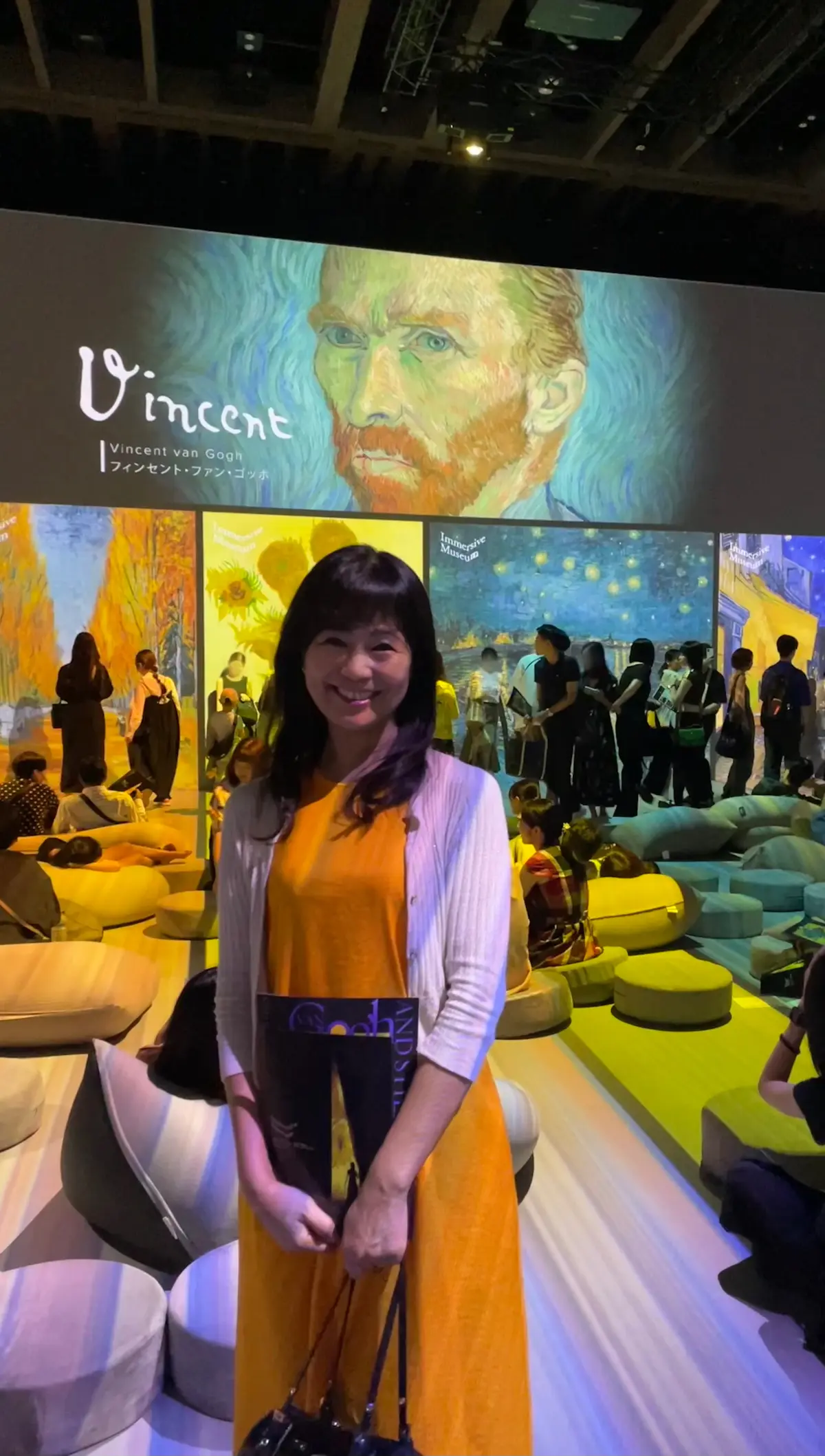 Immersive Museum TOKYO 2023、イマーシブミュージアムTOKYO 2023、オレンジ、ワンピース、ワンピースコーデ、ハロウィン、秋、ハロウィンコーデ、秋服、秋服コーデ、カーディガン、ゴールド、ベージュ、シャンパンゴールド、ボレロ、ベージュカーディガンボブ、ボブヘア、ゴッホ、自画像、ひまわり、向日葵、月星夜、絵画、名画、フィンセント・ファン・ゴッホ、フィンセント・ヴィレム・ファン・ゴッホ、ポスト印象派、印象派、黒、黒バッグ、型押しバッグ、黒エナメルバッグ、エナメルバッグ、エナメル型押しバッグ