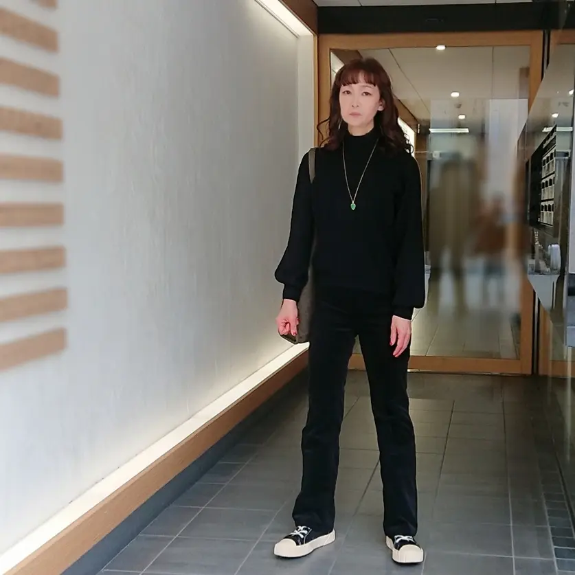 黒いニット  黒いパンツ  黒いスニーカー  ペンダント