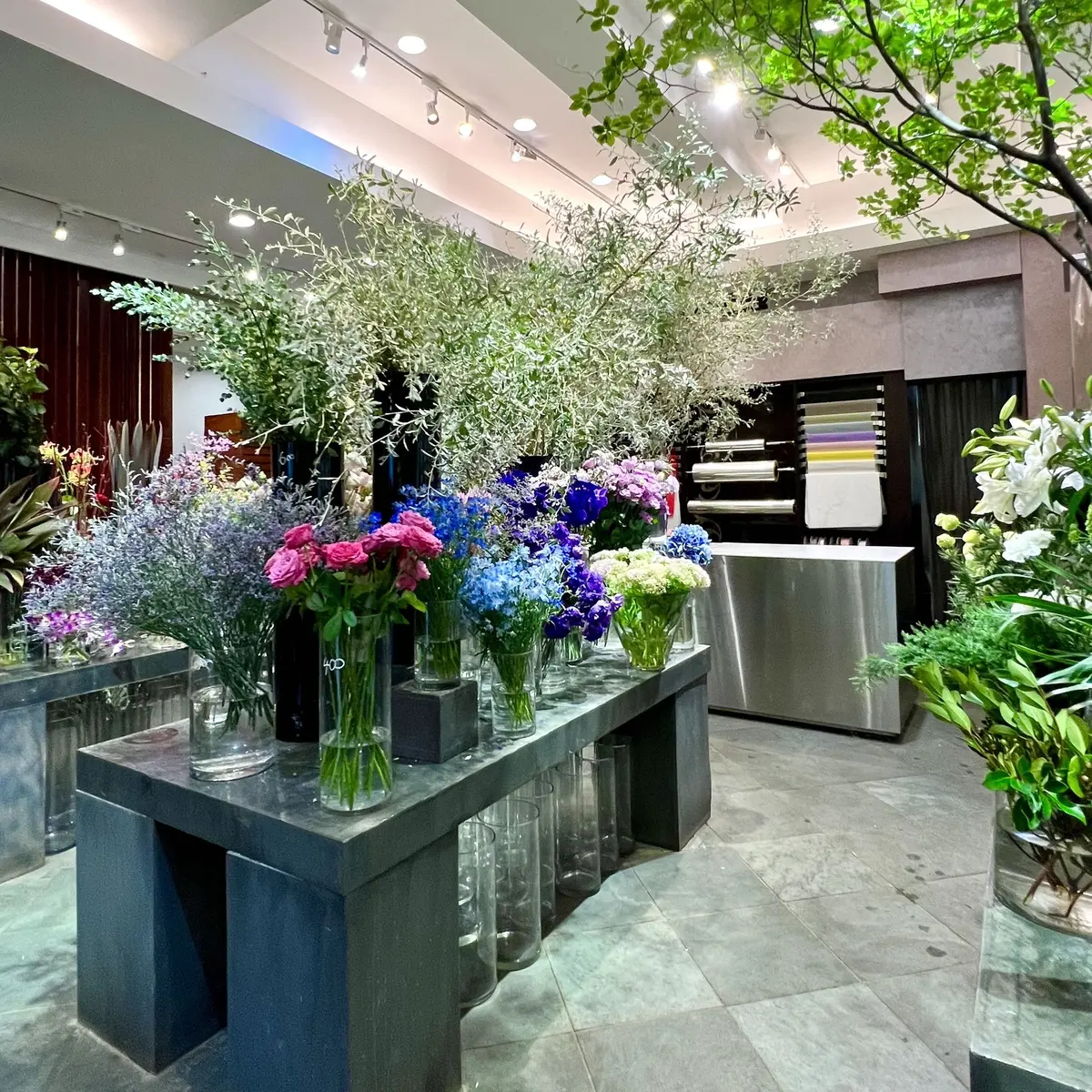 外苑前にあるフラワーショップ「FUGA」店内写真