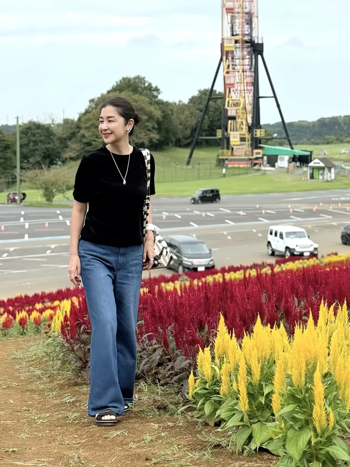 GUベロアTシャツ　しまむらデニム　黒サンダル　ゼブラ柄バッグ　東京ドイツ村