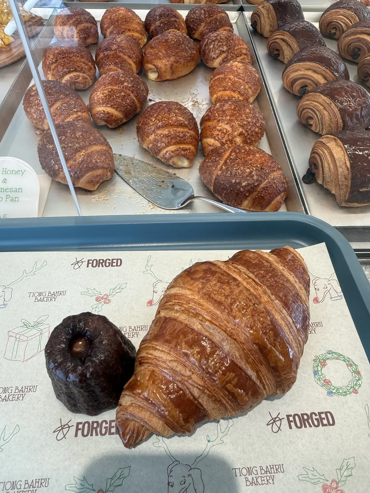 クロワッサンとカヌレ