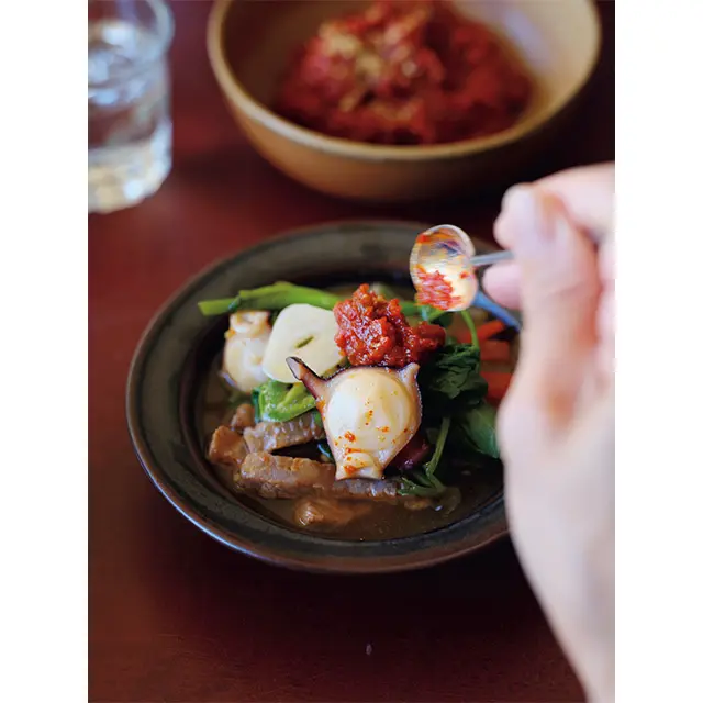 味の決め手はヤンニョム。見 た目よりマイルドな辛さ。各 自が取り分けて、好みの味に