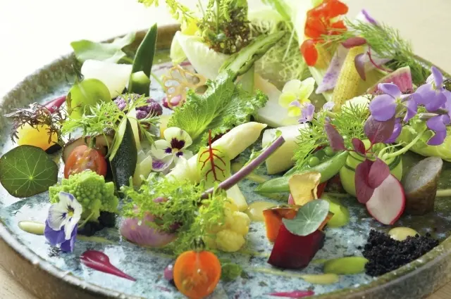 季節の素材を楽しむ「大地のサラダ」は、スペシャリテのひとつ。府中で育てられた鮎、立川産ポークなど、地元素材も使用