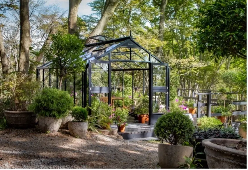 園内にはガラス張りのパビリオンが点在。2月15日にはニコライ・バーグマンさんによる作品紹介を含めた園内スペシャルツアーを開催